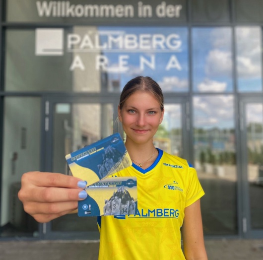 20220816_SSC_Pia_Fernau_mit_Dauerkarten Bild