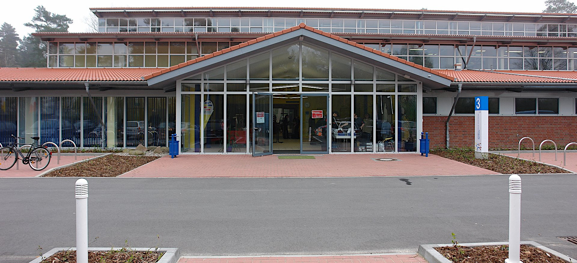 Eingang zur Sporthalle mit Parkmöglichkeiten