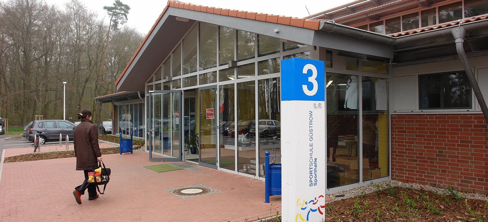 Eingang zur Sporthalle