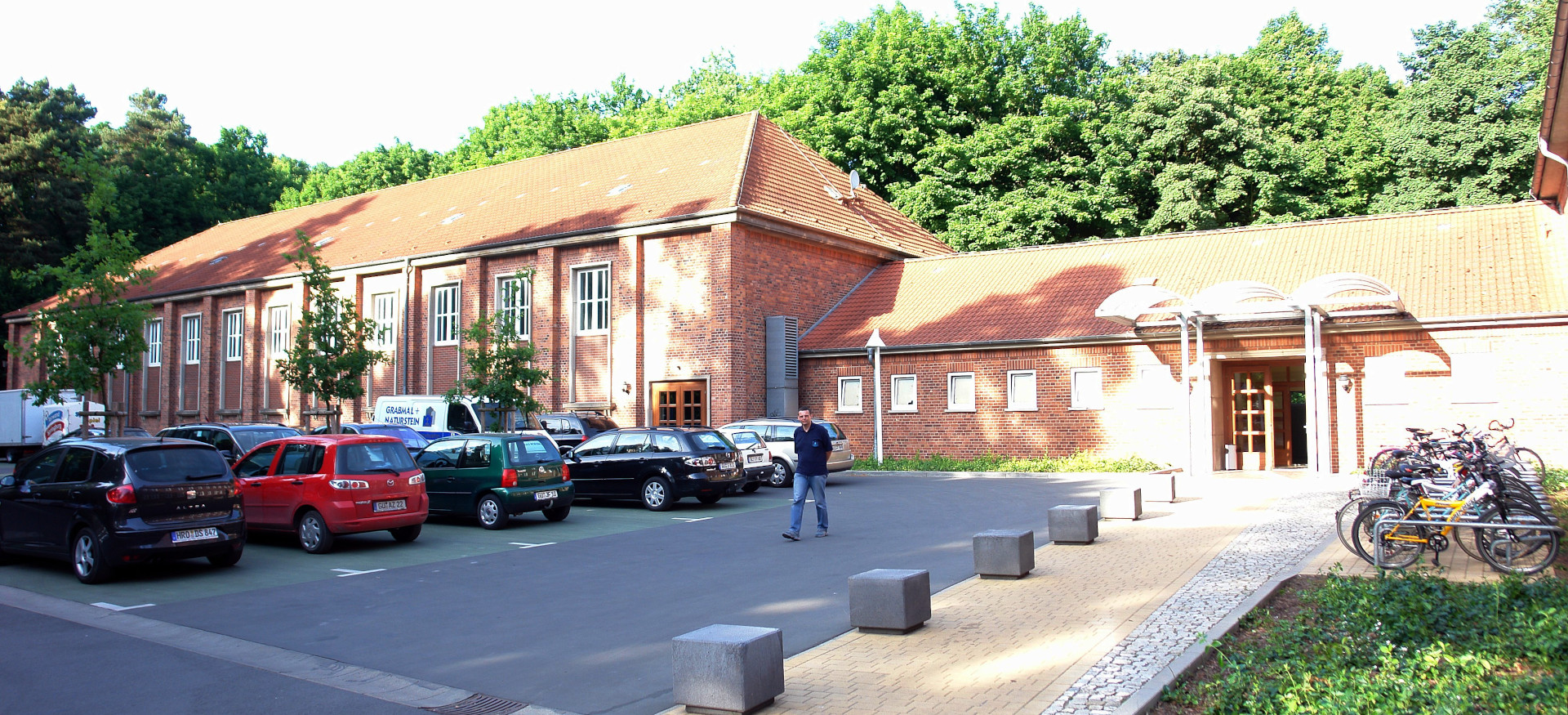Gelände der Sportschule mit Blick auf Turnhalle