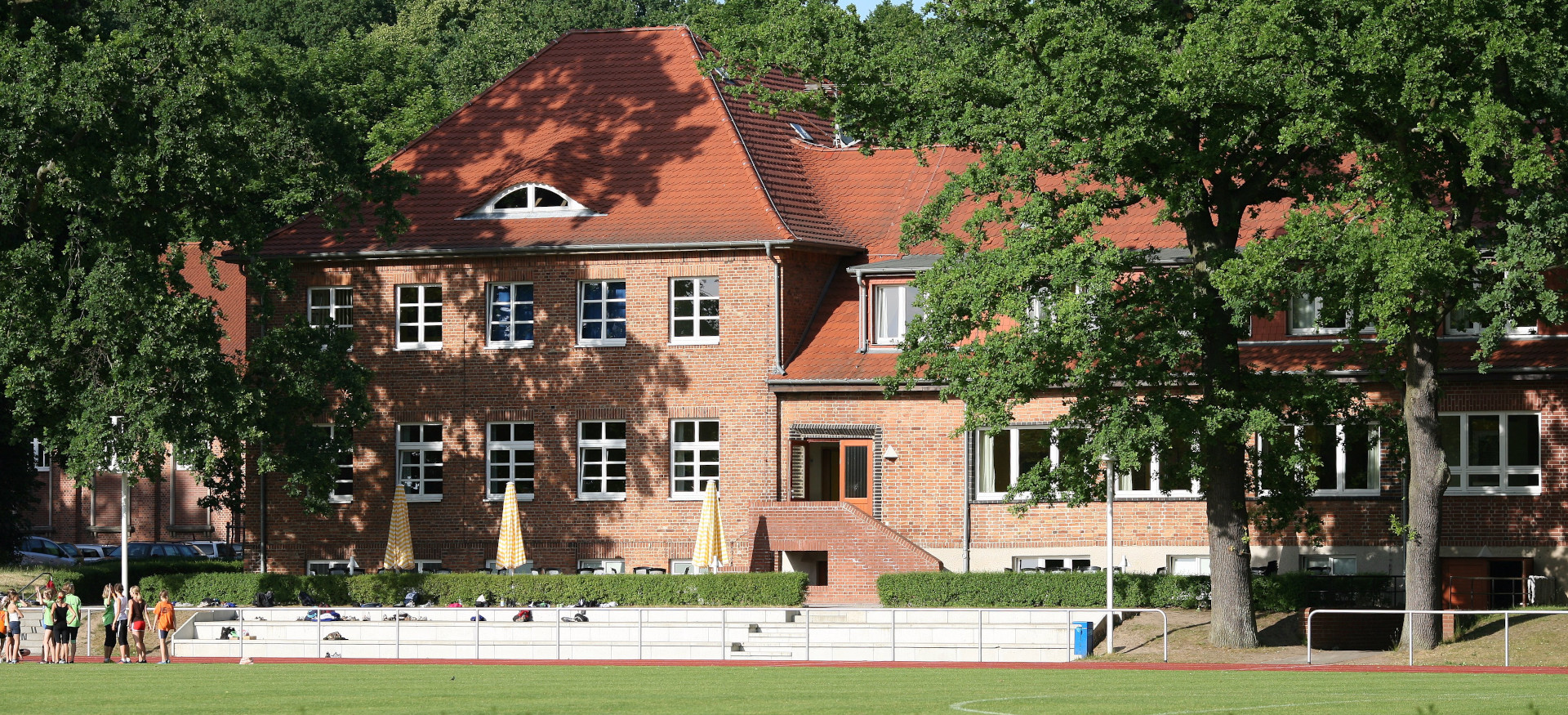 Blick vom Sportplatz auf die Sportschule Güstrow