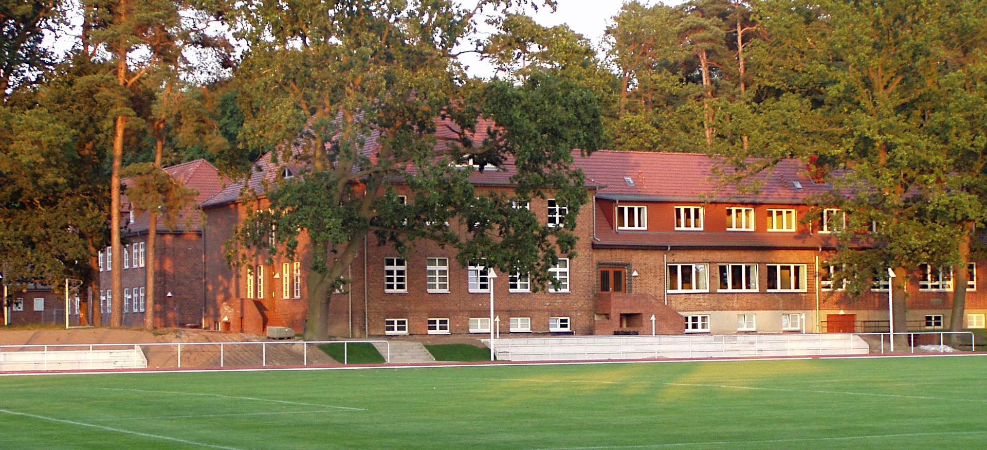 Blick vom Sportplatz auf die Sportschule