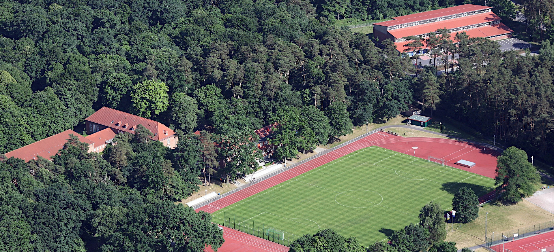 Luftaufnahme mit Sportschule und Sporthalle