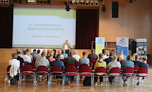 20220909_Andreas Bluhm mit Plenum Bild