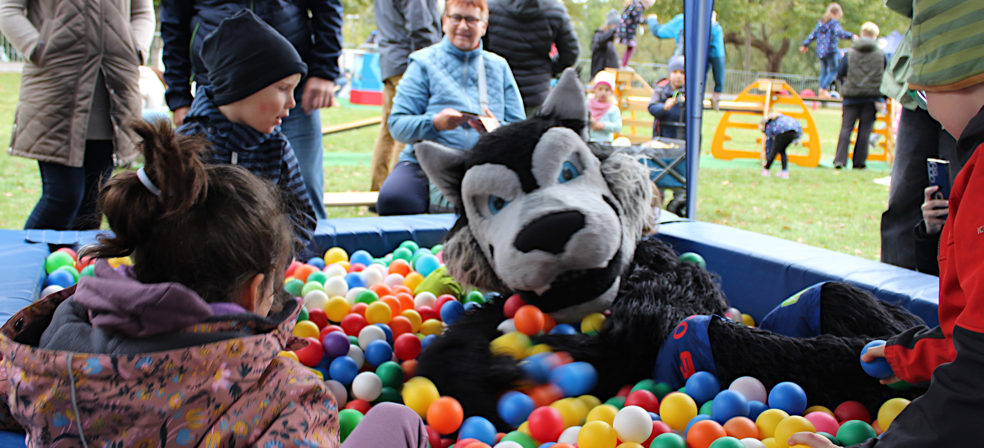 Besuch vom Rostock-Seawolves-Wolf ©LSB MV