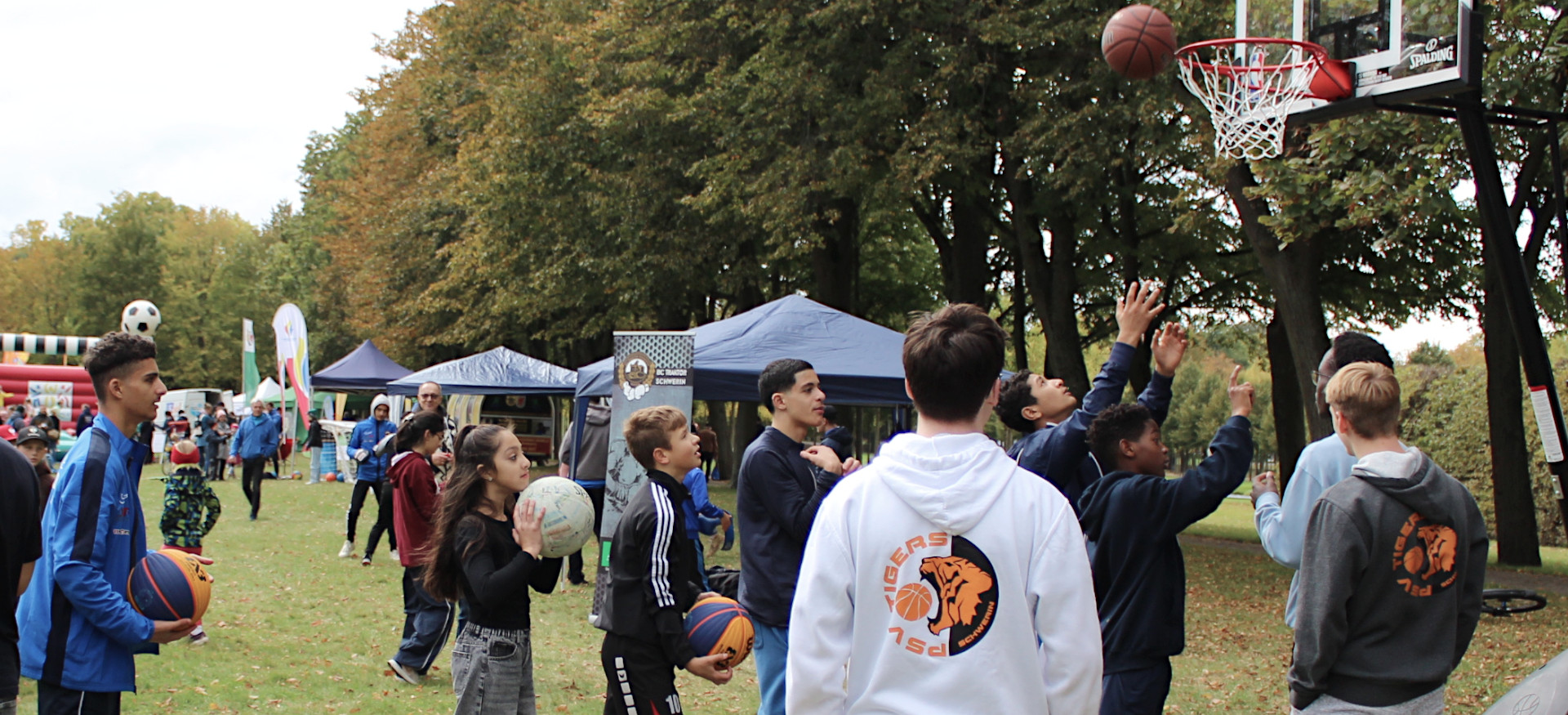 die Jugend am Basketballkorb ©LSB MV